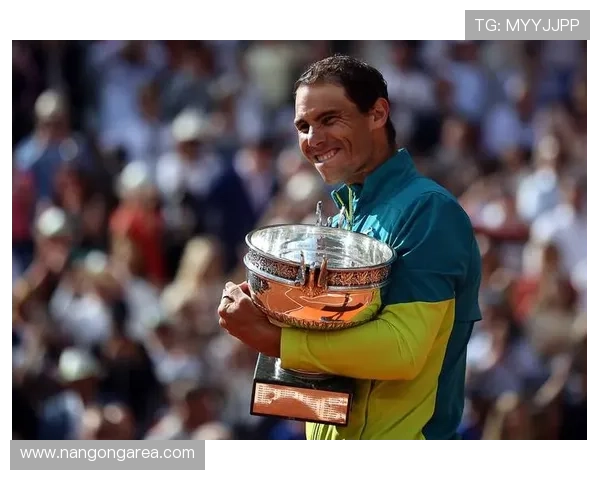 网球赛场最新动态：顶尖球员激烈对决引发关注与热议